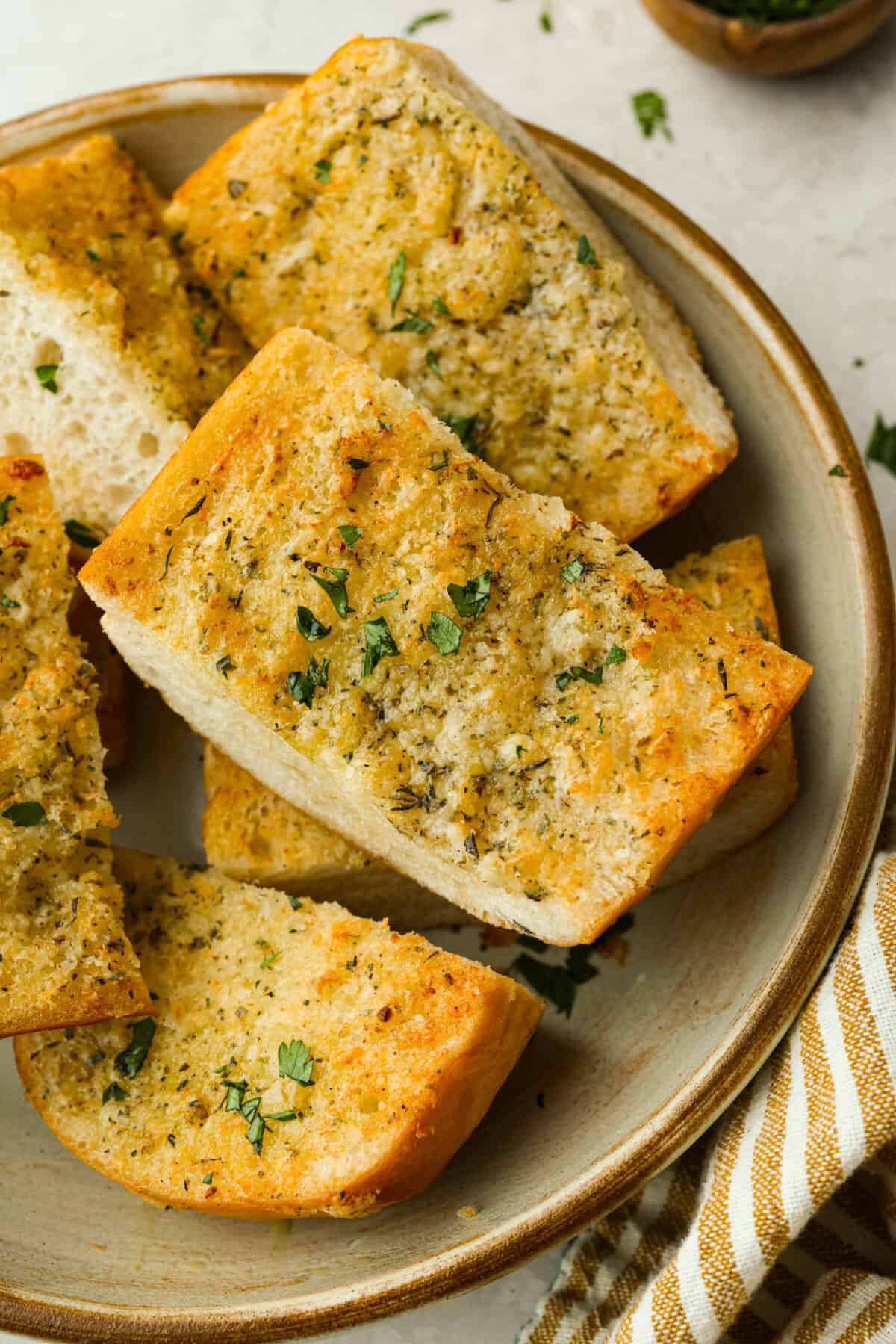 Plate of air fryer garlic bread cut into serving sizes. 