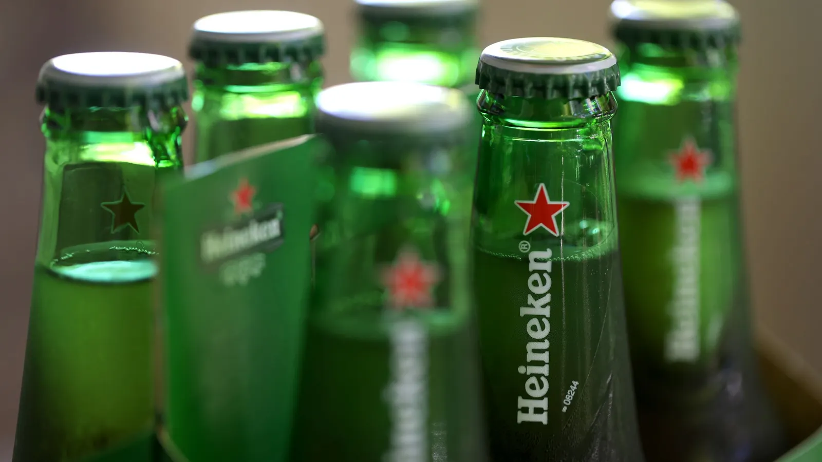 Heineken CEO to step down as beer sales slump