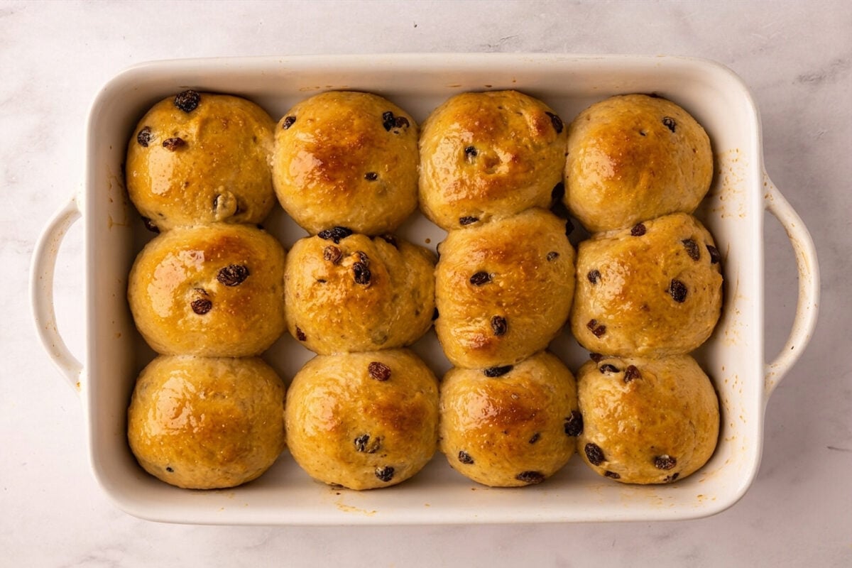 baked hot cross buns